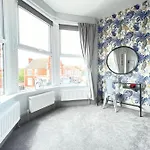 בית נופש Great Located Victorian House With Amenities בריסטול