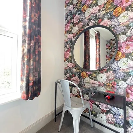 Great Located Victorian House With Amenities